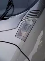 Ein Scheinwerfer eines Siemens Vealro D (BR 407) am 18.02.14 in Frankfurt am Main