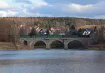  Reisen wie in den 70er Jahren  Unter diesem Motto waren bei der Weißeritztalbahn wieder mal für eine Woche  die Altbauwagen im Einsatz. Hier überquert P 5004 die Brücke an der Talsperre Malter, 17.02.2014. 