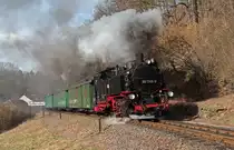 Reisen wie in den 70er Jahren  Unter diesem Motto waren bei der Weißeritztalbahn wieder mal für eine Woche  die Altbauwagen im Einsatz. Hier zu sehen, die Ausfahrt des P 5004 aus dem Bahnhof Seifersdorf, 17.02.2014. 