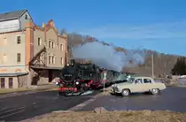  Reisen wie in den 70er Jahren  Unter diesem Motto waren bei der Weißeritztalbahn wieder mal für eine Woche die Altbauwagen im Einsatz. Als P 5002 am Morgen des 17.02.2014 die Ratsmühle in Dippoldiswalde passierte, kam es zu einem Zusammentreffen mit einem sowjetischen Straßen-Oldtimer.