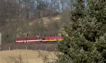 Heute war tolles  TELE-Wetter,am B� der Strecke Leipzig-Dresden wartend, lie� sich
dieses Lok-Duo, ein  Holzroller  und eine in die Jahre gekommene V 100 auf der Strecke Dresden-Berlin mit einem langen Ganzzug  ablichten.Die Geoposition bezeichtnet den Standpunkt des Fotografen und das Lok-Duo befindet sich ungef�hr 200 Meter hinter dem Aufnahmpunkt von ID:  763278         22.02.2014  11:46 Uhr