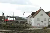 442 204 am 22.02.2014 bei der Ausfahrt von Ebensfeld. Rechts erkennt man die Vorbereitungen für den viergleisigen Ausbau für die NBS Ebensfeld-Erfurt. Die Häuser werden eventuell abgerissen.