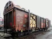 Ealos-t_3780(D-DB-SNI)5946212-7, mit Rundholzstämmen beladen, bereit zur Entladung in Redl-Zipf; 140218