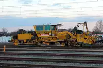 Und dazu die  Liese  SSP 110 SW als SSP 417 der Bahnbaugruppe bei letztem Licht am 22.02.2014 im Bahnhof Oranienburg.