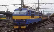 Gorilla 350005 steht am 5.7.1992 um 17.37 Uhr im Bahnhof Kolin abfahrbereit vor
dem D 173 nach Bratislava.