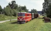 Schmalspur Diesellok 705911 erreicht am 8.6.1992 mit dem GmP 88113 den Bahnhof Kunzak Lomy.
