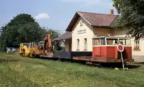 Schmalspur Bauzug mit Rottenkraftwagen und diversen Fahrzeugen im Bahnhof
Kunzak Lomy am 8.6.1992,