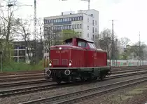 Wunderschön im alten Originalzustand belassen: 212 229-9 als V100 2299. Hier in Köln-West auf Einzelfahrt am 23.04.2013, kommend aus Deutz in Fahrtrichtung Ehrenfeld. 