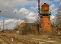 Der alte Wasserturm und Weichenreste vom fr�heren Verbindungsgleis zur Drehscheibe, am 20.02.2014 in Gro�korbetha.