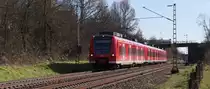 Eineinhalb Quietschie. Am 24.02.2014 waren 426 042 und ein 425er als RB zwischen Homburg - und Trier unterwegs. Hier hat der Triebzug gerade die Niedtalbahn unterquert und rauscht nun über die 2 Kilometer lange Gerade zwischen Dillingen und Beckingen.
Bahnstrecke 3230 Saarbrücken - Karthaus 