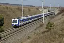 Schnellbahnzug mit dem 4020 225 an der Zugspitze ist am 25.02.2016 im Einschnitt bei Pfaffstätten unterwegs. Der 4020 225 ist noch einer der wenigen Triebwagen dieser Reihe der noch das alte ÖBB-Zeichen trägt. 