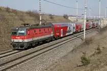 1144 042 mit Doppelstockwendezug bei Pfaffstätten am 25.02.2014.