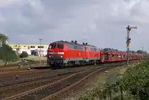 218 157-6, einstmals die vorletzte orientrot lackierte Lok der Baureihe 218, stoch auch nach Neulackierung in verkehrsrot 2007 durch das große DB-Logo aus der Riege der 218er heraus. Am 24.08.2007 erreichten 218 157-6 und eine Schwesterlokomotive mit einem Autozug den Bahnhof von Westerland.