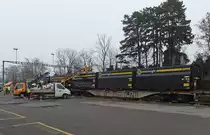 Halbmaschinelle Altpapierverladung in Container von innofreight am 11.01.2014 im Bahnhof Kreuzlingen Hafen. Die innofreight-Container, in der Ausf�hrung zum 10-j�hrigen Firmenjubil�um, stehen auf Tragwagen vom Typ Sgns.