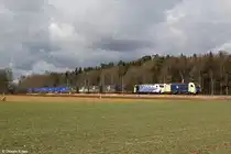 1216 953 und 185 663 mit einem Güterzug am 22.02.2014 bei Eglharting.