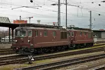 Am 26.02.2014 stand die BLS Cargo Re 425 188 zusammen mit ihrer Schwester Re 425 170 auf einem der von BLS angemieteten abstellgleisen in Basel Bad Bf und warten auf ihren nächsten Einsatz.
