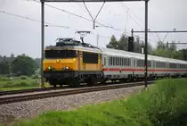 Lok 1748 mit Internationaler DB Zug aus Berlin im richtung Schiphol bei Soest NL.
27-06-2013
