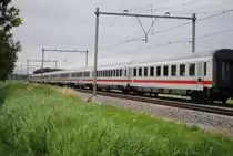 Lok 1748 mit Internationaler DB Zug aus Berlin im richtung Schiphol bei Soest NL.
27-06-2013