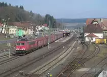155 210-8 zieht am 26. Februar 2014 einen Fals-Ganzzug durch Kronach in Richtung Lichtenfels.