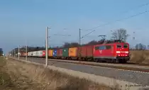 151 153-4 rollt mit ihrem Containerzug aus dem Hamburger Hafen am 23.02.14 bei Bardowick-Bruch gen süden.