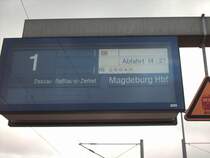 Anzeigetafel f�r den RE von Leipzig Hbf nach Magdeburg �ber Bitterfeld, Dessau ... .