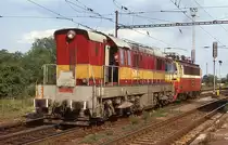 T 6691091 schleppt am 29.6.1992 die Elektrolok 230043 um 17.27 Uhr im Bahnhof 
Kutna Hora.
