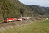 1144 098 schiebt am 27.02.2014 Zug 4031 bei Pernegg Richtung Süden.