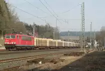 155 020-1 zieht am 26. Februar 2014 einen Schnittholzzug durch Kronach in Richtung Lichtenfels.