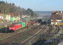 189 061-5 zieht am 25. Februar 2014 einen gemischten Güterzug durch Kronach in Richtung Lichtenfels.