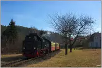 99 7232-4 passiert mit einem Personenzug die ersten Häuser von Gernrode; bald wird sie in den Bahnhof eintreffen, 1. März 2012.