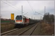 Voith Maxima 40 CC V 490.1 der HVLE fährt mit einem langen Güterzug beim Haltepunkt Lutherstadt Wittenberg-Alstadt, 27. Februar 2012