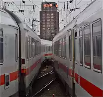 Wer man hier zu tief ins Bild schaut, könnte man glatt Platzangst bekommen. Zwei IC bei der Ausfahrt aus Köln Hbf. Februar 2014.