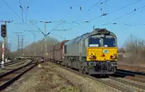 Eine Class 66 brachte am 22.02.14 einen vollen Kohlenzug von Profen nach Engelsdorf, hier passiert sie Leipzig-Thekla. Ab Engelsdorf wird der Zug mit E-Traktion nach Bad Schandau gefahren.