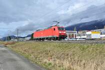 Die 185 112-0 als Lokzug in Richtung Osten in Bettlach, 28.02.2014.