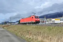 Die 185 112-0 als Lokzug in Richtung Osten in Bettlach, 28.02.2014.