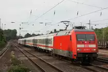 101 101 am 2.7.13 mit einem umgeleiteten IC in D�sseldorf-Rath.
Der Zug wurde wegen einer Entgleisung zwischen Duisburg und D�sseldorf umgeleitet.