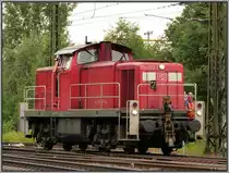 Bei der Arbeit zugeschaut! Die 294 693-7 in Aktion beim Umsetzen in Duisburg Entenfang. Bildlich festgehalten im Juli 2012.