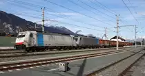 186 139-2 und 186 271-3 ``Lotos`` als Doppeltraktion von Lokomotion sind am 25.2.2014 mit dem täglichen Schrottzug von Deutschland nach Italien durch Tirol unterwegs. Hier bei der Durchfahrt in Brixlegg.