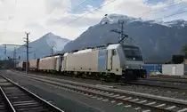 186 271-3 und 189 901-2 von Lokomotion sind am 26.2.2014 mit dem Winner Zug Richtung Kufstein durch Brixlegg unterwegs. 