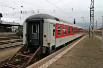 Am 26.02.2014 stand in Basel Bad Bf auf Gleis 95 dieser CNL-Speisewagen, der die Nummer D-DB 61 80 88-91 007-9 trägt. Der Wagen stammt aus dem Zugverband des CNL 473 (Kopenhagen H - Basel SBB).