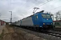 Ausfahrt am 28.02.2014 von der Alpha Trains/Crossrail 185 527-9 zusammen mit der CBRail/Crossrail 186 905XR und einem LKW Walter KLV von Gleis 13 auf die Hauptstrecke nach Basel in Mülheim (Baden).
