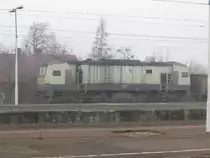 Ein trostloses Bild - Grau in Grau Lokomotive NEWAG 311D-02 / 9251 3 640 048-6 vor einem Güterzug sowie das Wetter am 27. Februar im Bahnhof von Kandrzin-Cosel (Kedzierzyn-Kozle)