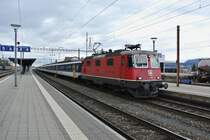 Infolge Bauarbeiten in Deutschland mussten in der Schweiz diverse ICE ersetzt werden, aus diesem Grund wurde auf den IR 19xx Basel-Z�rich ein NBS tauglicher Pendel abgezogen und durch einen �lteren Pendel ersetzt. Im Bild ist die doppel Traktion EWI/II KlB Pendel, beide Pendel dienen Mo-Fr als HVZ Pendel der S-Bahn Basel, als IR 1973 in Stein-S�ckingen. An der Spitze ist die Re 4/4 II 11197, in der Mitte die Re 4/4 II 11127, 01.03.2014.