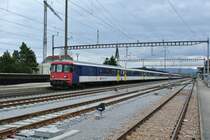 Infolge Bauarbeiten in Deutschland mussten in der Schweiz diverse ICE ersetzt werden, aus diesem Grund wurde auf den IR 19xx Basel-Z�rich ein NBS tauglicher Pendel abgezogen und durch einen �lteren Pendel ersetzt. Im Bild ist die doppel Traktion EWI/II KlB Pendel, beide Pendel dienen Mo-Fr als HVZ Pendel der S-Bahn Basel, als IR 1974 bei Durchfahrt in Kaiseraugst. An der Spitze ist der BDt EWI 50 85 82-3 984-4, in der Mitte ist die Re 4/4 II 11127, der BDt 921-6 und am Schluss ist die Re 4/4 II 11197, 01.03.2014.