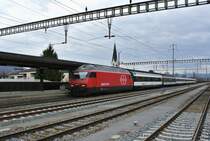 Der über den Bözberg umgeleitete IC 30674 bei Durchfahrt in Kaiseraugst. Gezogen wird der Zug von der Re 460 106-8, an erster Stelle wird der Salon de luxe 61 85 89-90 101-5 nach Basel überführt, 01.03.2014.