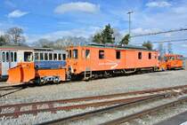 De 4/4 321 (ex. SZB) mit den Schneepflügen X 194 und X 195 abgestellt in Langenthal, 28.02.2014.