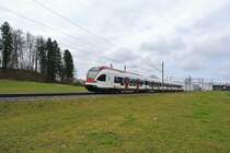 RABe 523 025 auf Überführung von Lausanne nach Zürich bei Deitingen, 02.03.2014.