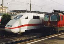 ICE 401-077-3 (Z�rich-Hamburg)im Dezember 2002 zusammen mit einer RE 4/4 in Z�rich Hbf.