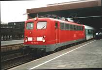 110 158-3 mit demselben Zug, allerdings noch vor Abfahrt in D�sseldorf Hbf am 22.4.03. Etwas st�rend ist das falsch lakierte  D  auf der Lokfront.
