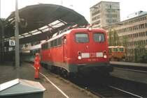 110 158-3 mit RE4 nach Ankunft aus D�sseldorf in Aachen Hbf. Der Rangierer unterh�lt sich mit dem Lokf�hrer. 22.4.03. 